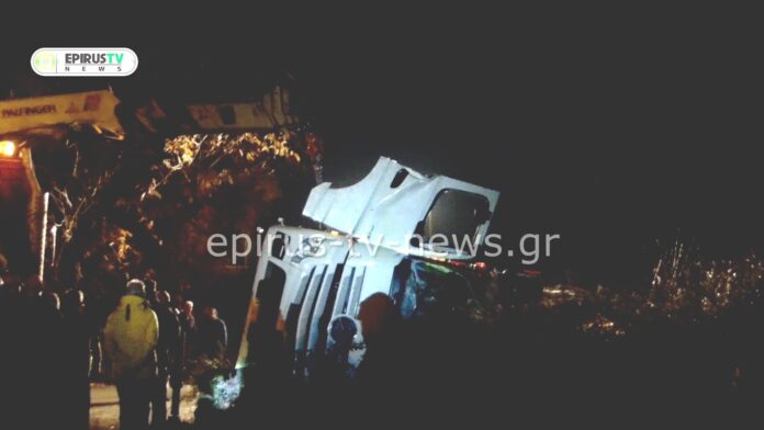 Θανατηφόρο ατύχημα στην Άρτα: Νταλίκα ανετράπη σε παράδρομο της Ιόνιας Οδού – Χάθηκε ο οδηγός