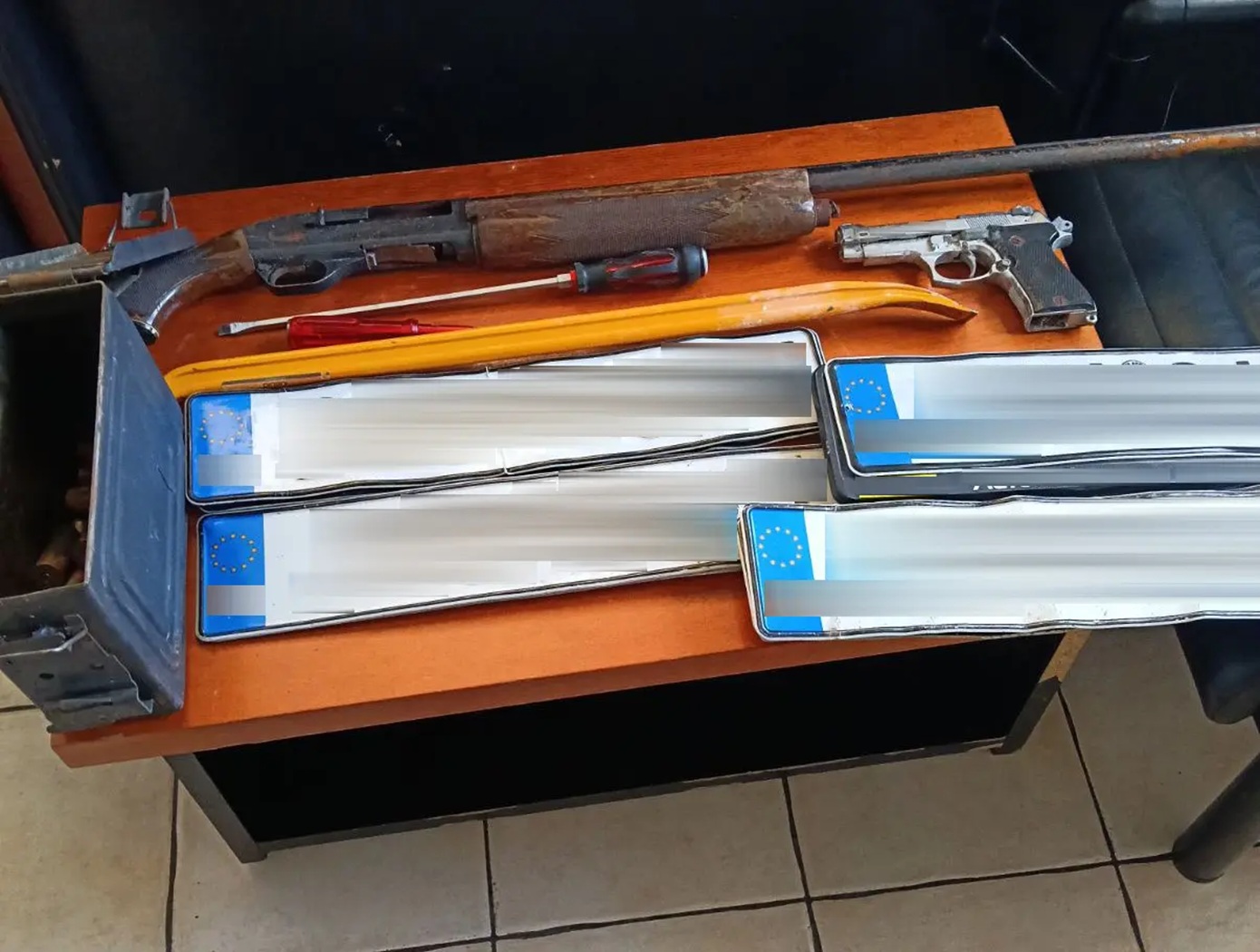 Επιχείρηση της αστυνομίας στον Ασπρόπυργο: Εφτά συλλήψεις – Κατασχέθηκαν όπλα και κλεμμένες πινακίδες αυτοκινήτων