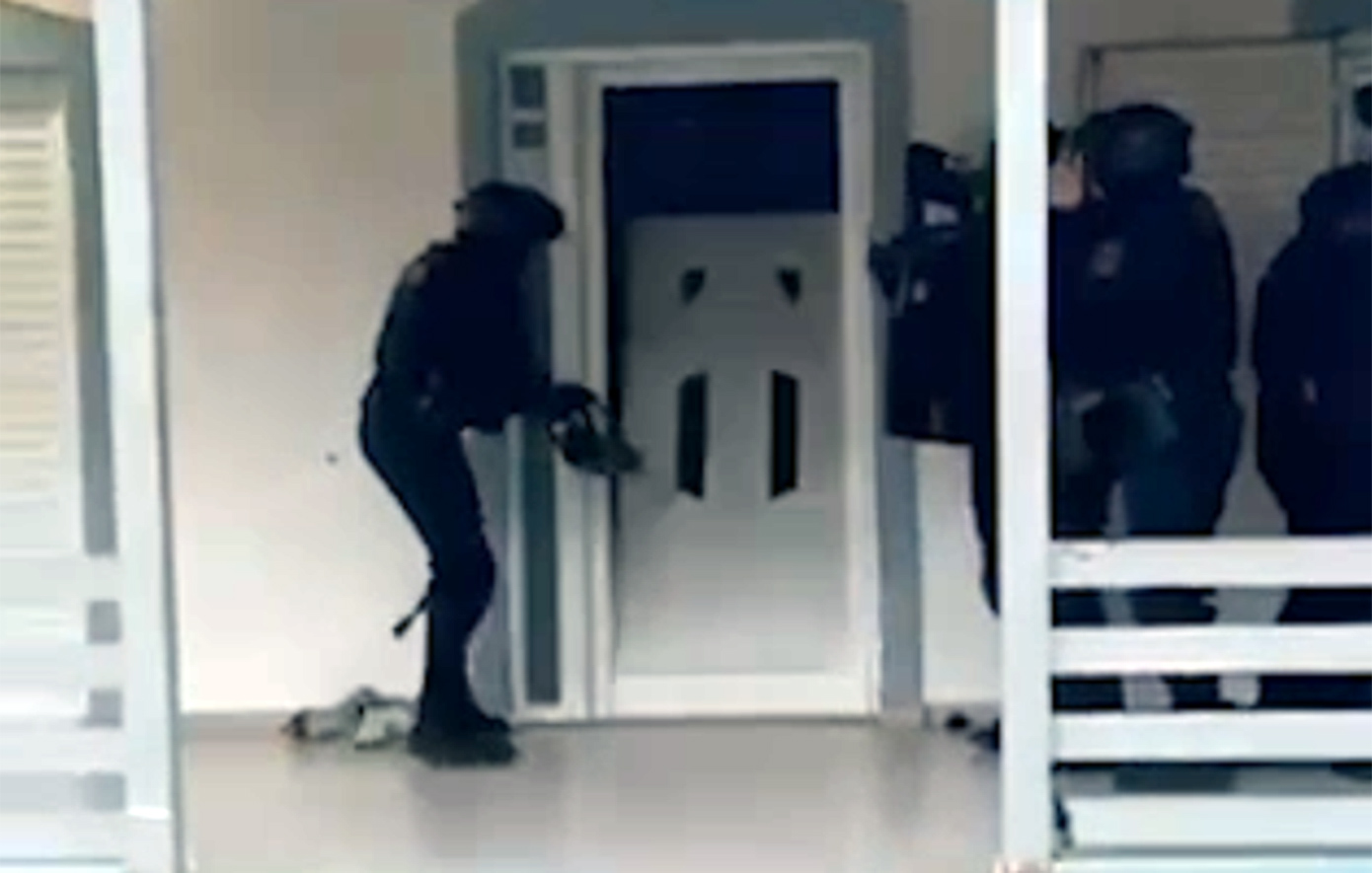 Ένοπλοι αστυνομικοί εισβάλλουν σε σπίτι κατά τη διάρκεια εφόδου για σπείρα κλοπών και απατών στην Αττική