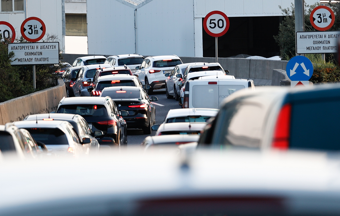 Κίνηση τώρα: Συμφόρηση στον Κηφισό, καθυστερήσεις στην Αττική Οδό και «κόκκινο» το κέντρο της Αθήνας