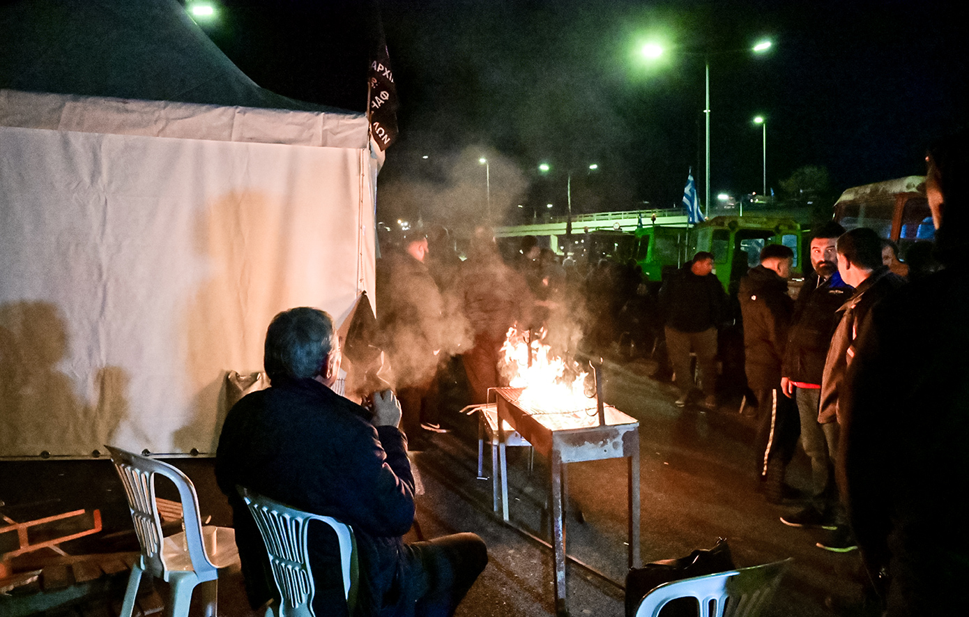 Αγρότες μπλόκαραν και την κυκλοφορία προς Θεσσαλονίκη στα διόδια Μαλγάρων