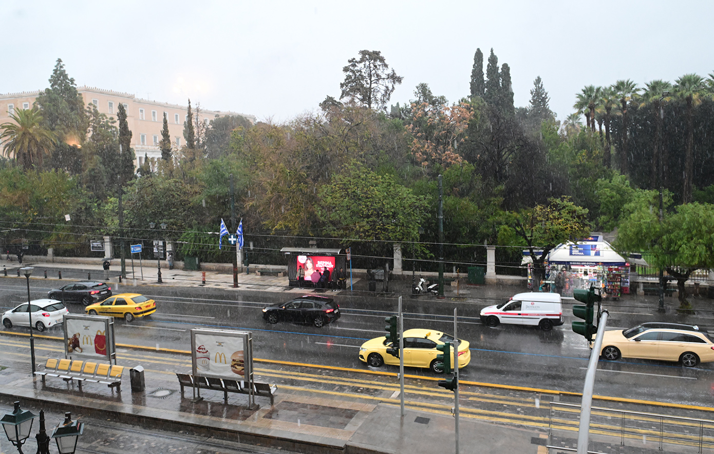 Ασταθής καιρός με βροχοπτώσεις και καταιγίδες σε όλη τη χώρα – Ελαφρά χιονόπτωση στα ορεινά και μείωση της θερμοκρασίας