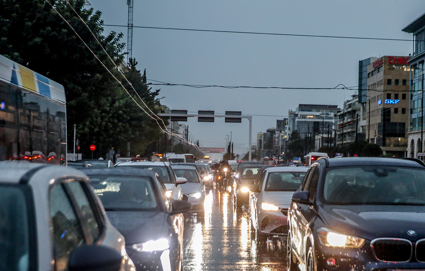 Η κακοκαιρία Byron πλήττει τη χώρα – Έντονα φαινόμενα για 48 ώρες, τι αναμένεται στην Αττική – Ζωντανά η εξέλιξη της πορείας της