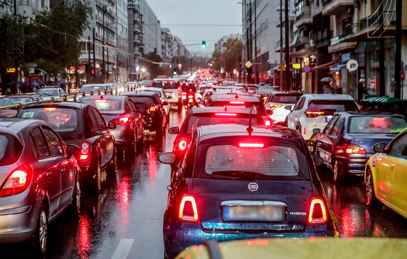 Κίνηση τώρα: Μεγάλες καθυστερήσεις στην Αττική Οδό – Πού αλλού εντοπίζονται προβλήματα