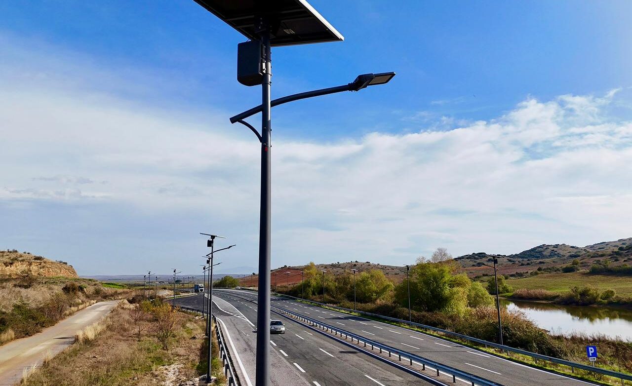 Θεσσαλία: Τοποθετούνται 6.100 φωτιστικά led με φωτοβολταϊκά συστήματα