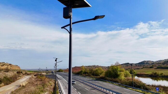 Θεσσαλία: Τοποθετούνται 6.100 φωτιστικά led με φωτοβολταϊκά συστήματα