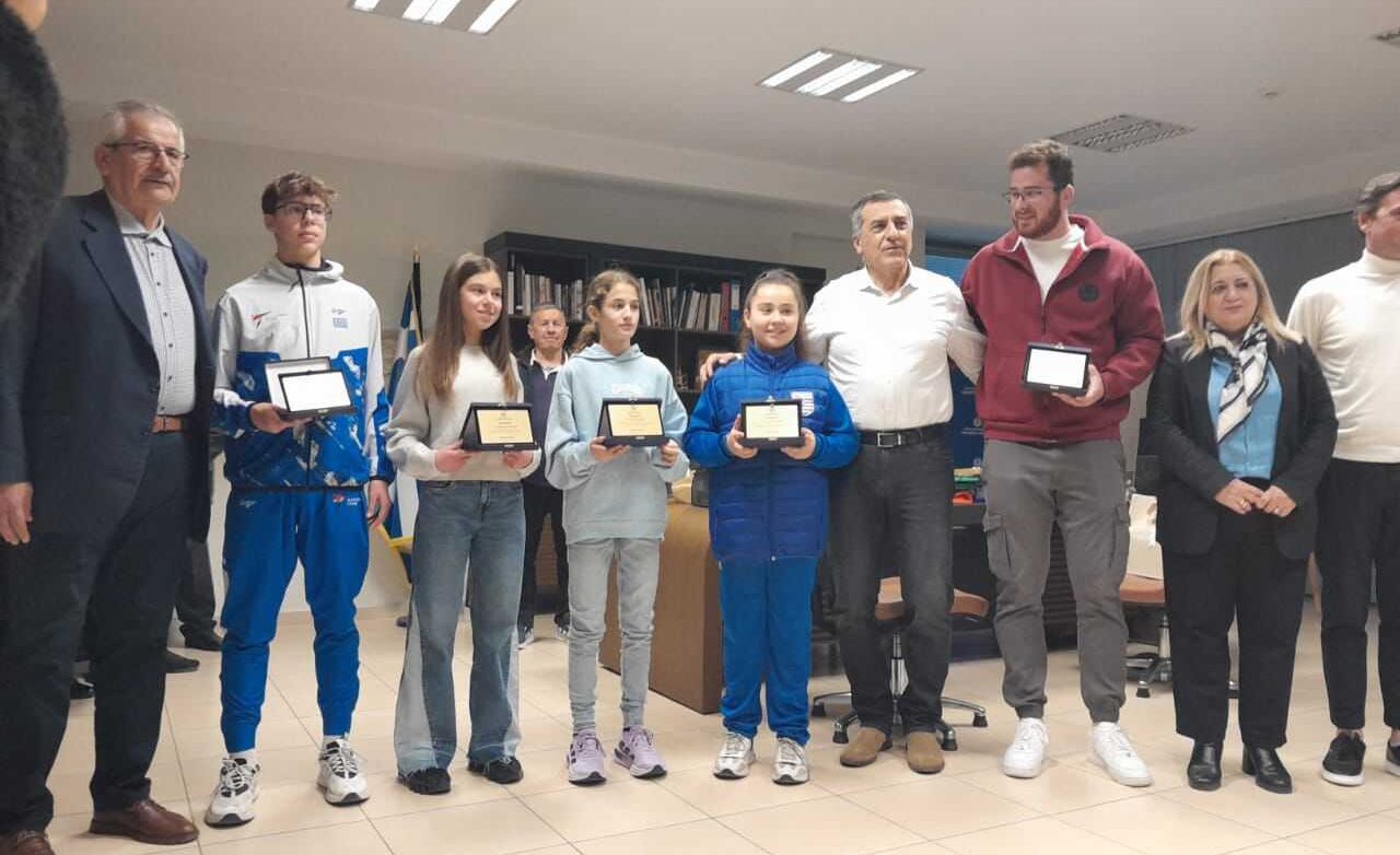 Ο Δ. Κουρέτας βράβευσε Θεσσαλούς αθλητές για τις διακρίσεις τους σε ευρωπαϊκούς αγώνες