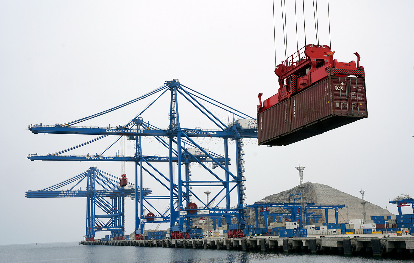 Οι ευρωπαϊκές και ελληνικές εξαγωγές αντέχουν στους δασμούς Τραμπ – Αύξηση εισαγωγών από Κίνα