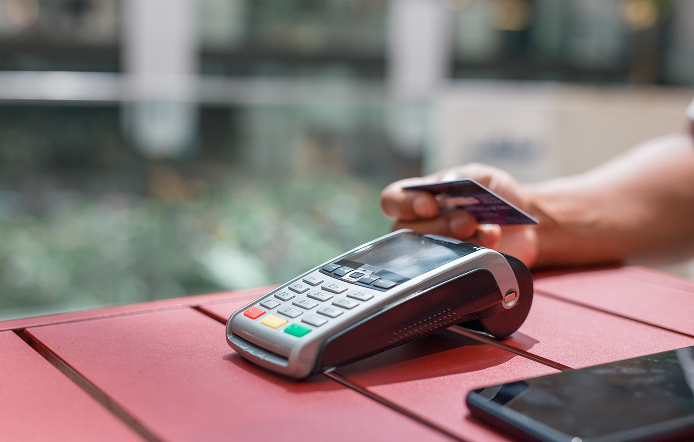 Μεγάλη ανατροπή στις συναλλαγές με κάρτες: Αναλήψεις χρημάτων πλέον και από τα σούπερ μάρκετ