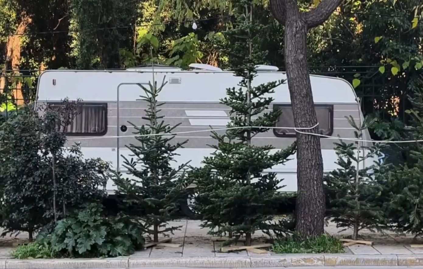 «22 μέρες σε τροχόσπιτο»: Η νομαδική ζωή των ελατοπαραγωγών που φτάνουν στην Αθήνα – Οι φετινές τιμές και οι προτιμήσεις