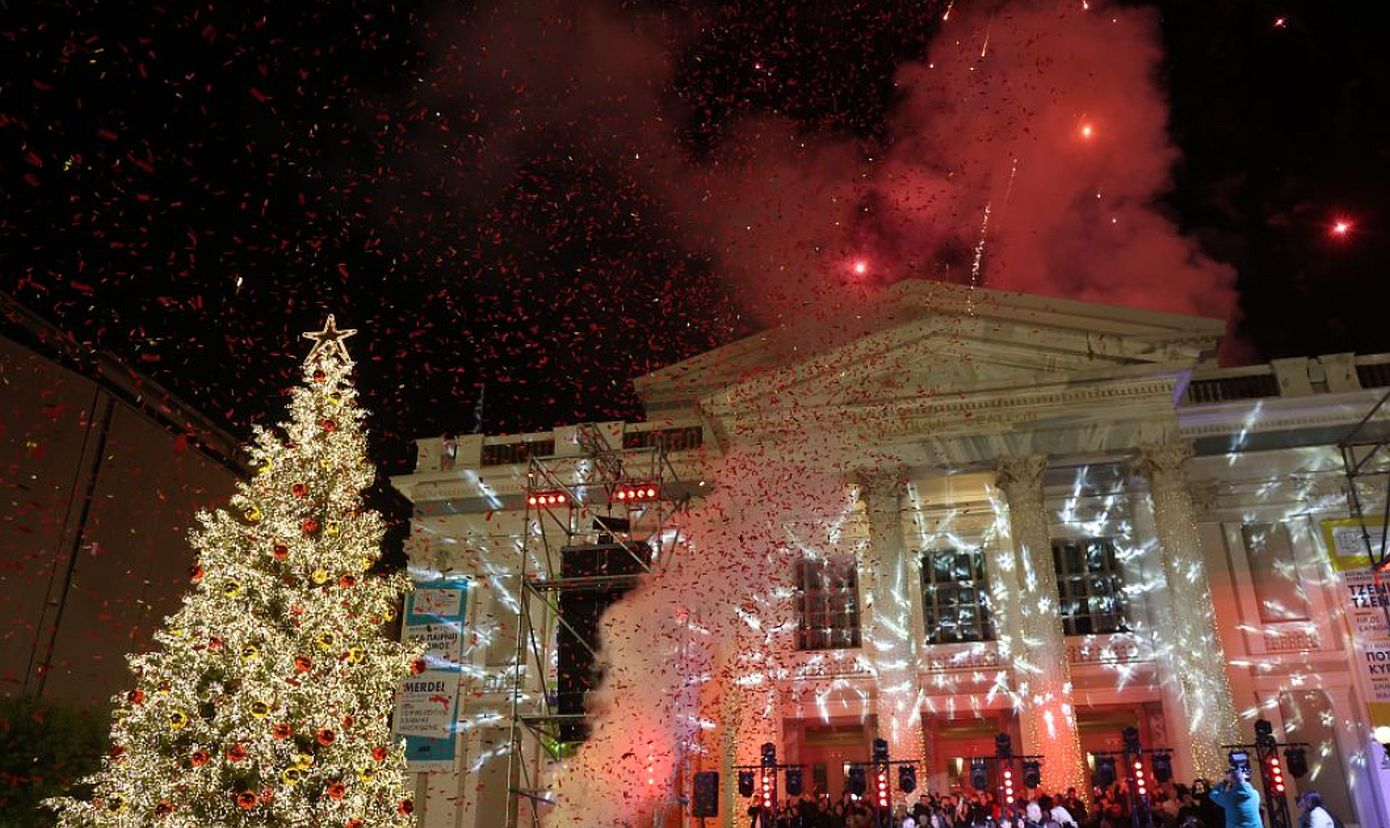 Λαμπερό το χριστουγεννιάτικο δέντρο στον Πειραιά – Δείτε το βίντεο