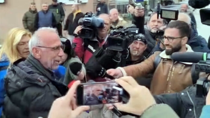 Ομάδα αγροτών προσπαθεί να φτάσει στο γραφείο του Τσιάρα στην Καρδίτσα – «Θα περάσουμε»