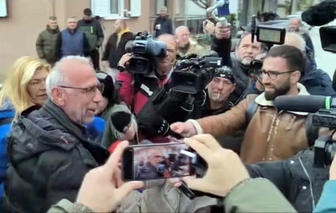 Ομάδα αγροτών προσπαθεί να φτάσει στο γραφείο του Τσιάρα στην Καρδίτσα – «Θα περάσουμε»