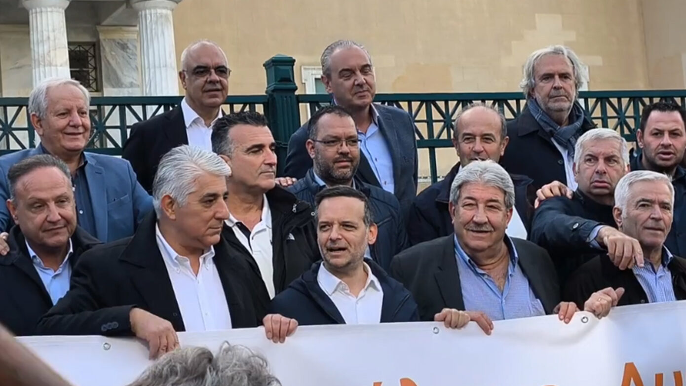 Συγκέντρωση διαμαρτυρίας από δημάρχους στη Βουλή ενάντια την υποβάθμιση της Τοπικής Αυτοδιοίκησης
