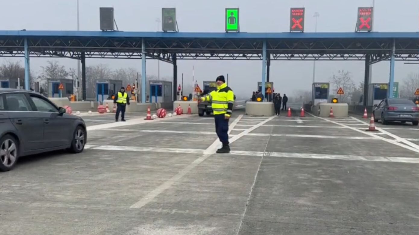 Πού σηκώνουν τις μπάρες των διοδίων οι αγρότες στα μπλόκα – Κάλυψαν τις κάμερες με σακούλες σκουπιδιών για τα πρόστιμα