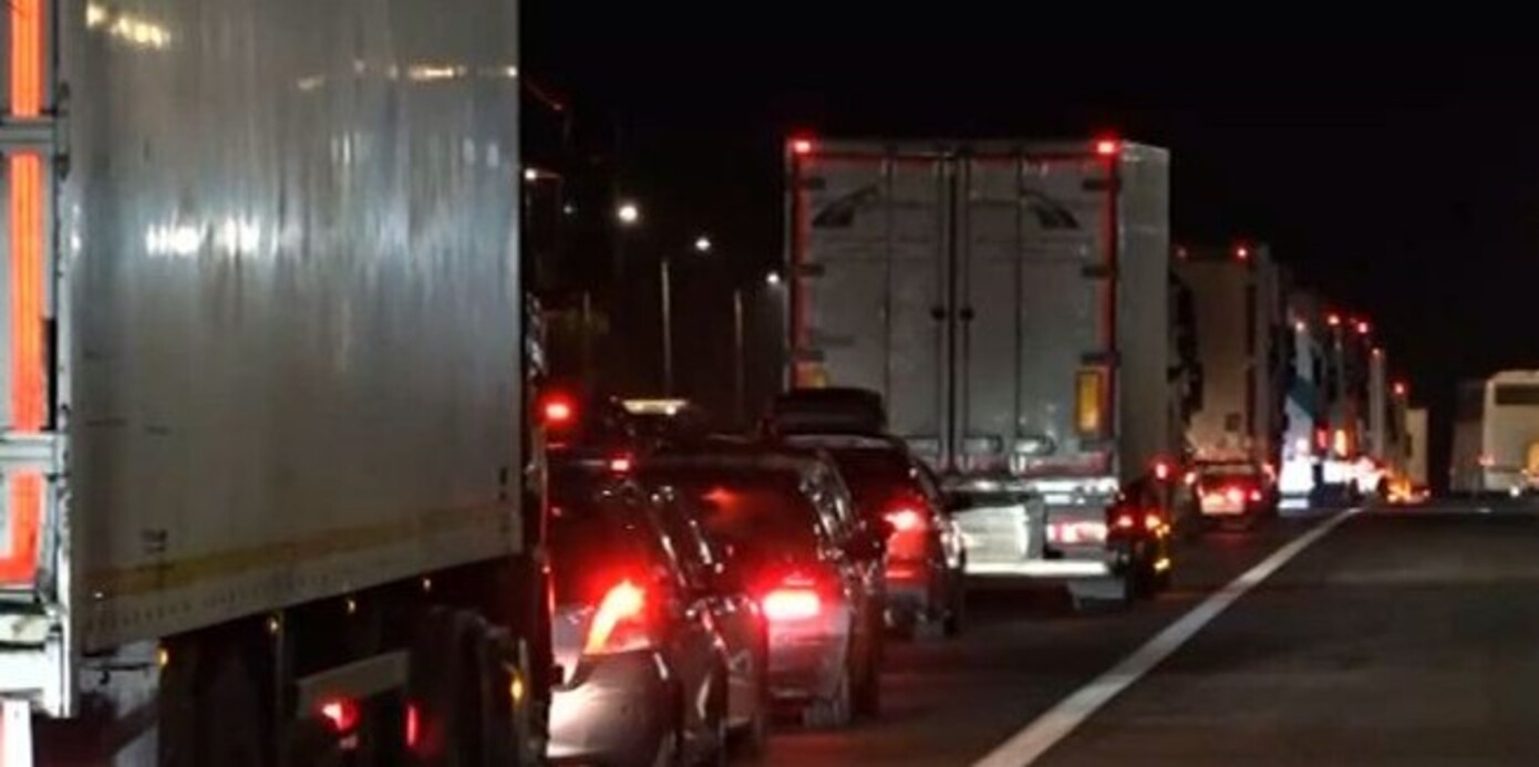 Απίστευτη ταλαιπωρία για τους ταξιδιώτες από τα μπλόκα των αγροτών – Ατελείωτες ουρές στους εθνικούς δρόμους