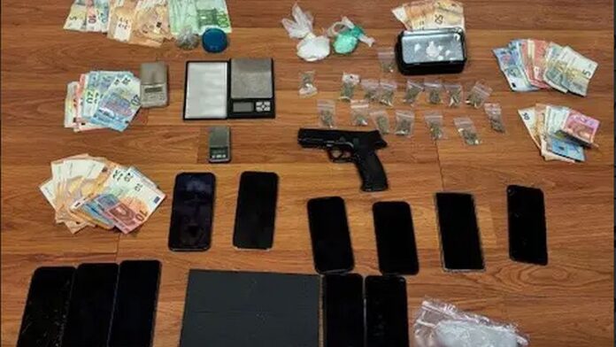 “Εμπόριο κοκαΐνης στα σχολεία: Ο Φρατέλο, ο κοντός, ο Πίπης, ο Νίτσε και οι βίαιες τιμωρίες με ξυλοδαρμούς και βασανιστήρια”