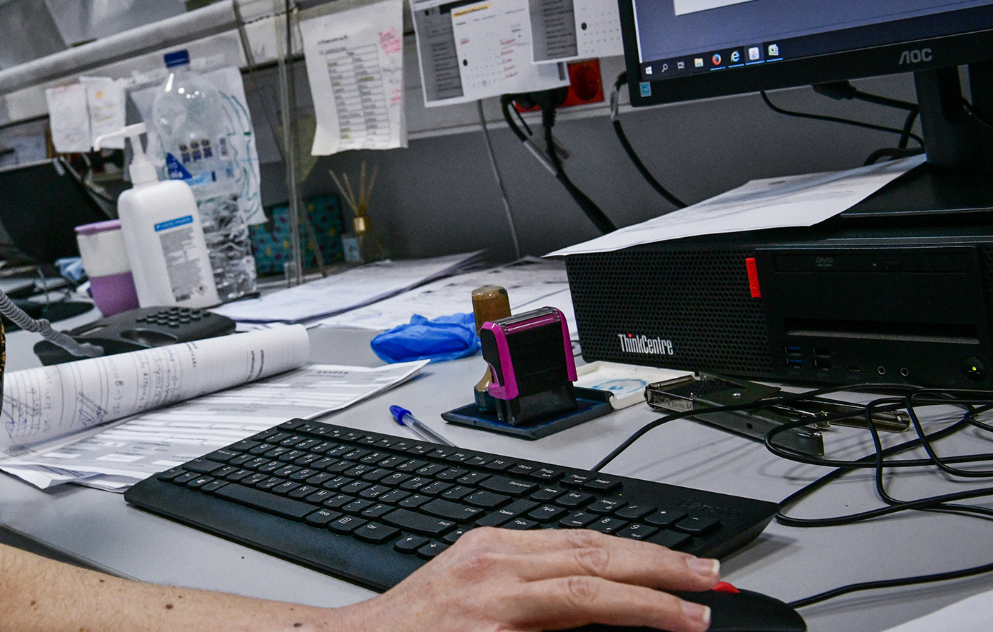 Ελεγκτές της Εφορίας εξετάζουν συναδέλφους τους