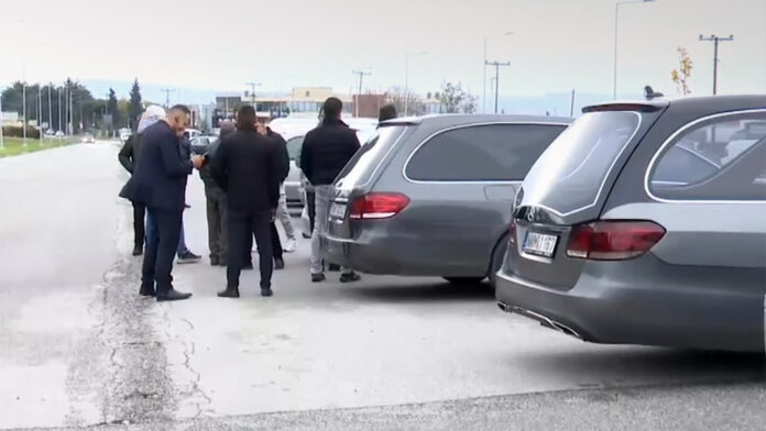 Στο πλευρό των αγροτών και το σωματείο γραφείων τελετών – Κατευθύνονται προς Μάλγαρα με νεκροφόρες