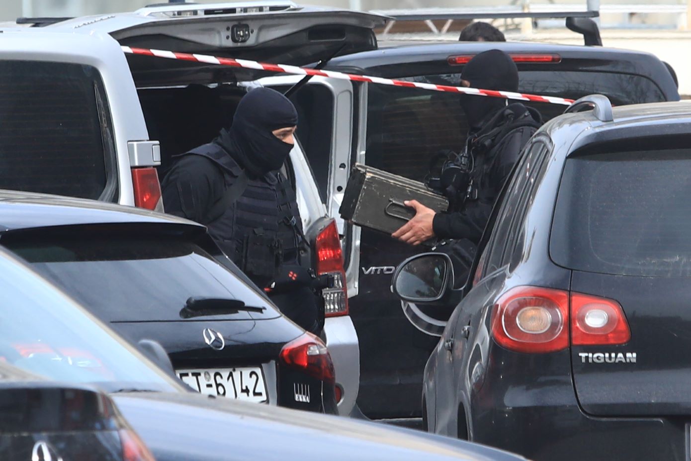 Καλάσνικοφ και σιγαστήρες ανακάλυψε το ελληνικό FBI στα Καλύβια – Συλλήψεις άνδρα που σχεδίαζε δολοφονία