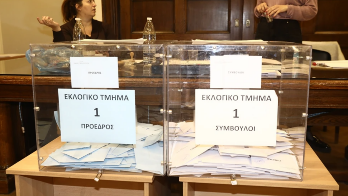 Αποκαλύψεις και αμφιβολίες για τον Κουτσόλαμπρο λίγο πριν ανοίξουν οι κάλπες