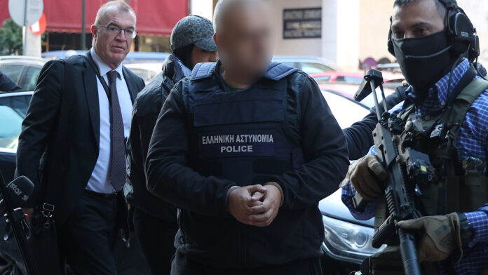 Ο «Έλληνας Εσκομπάρ» και οι 4 συλληφθέντες για το φορτίο κοκαΐνης στην Εισαγγελία Πειραιά – Δείτε βίντεο και εικόνες