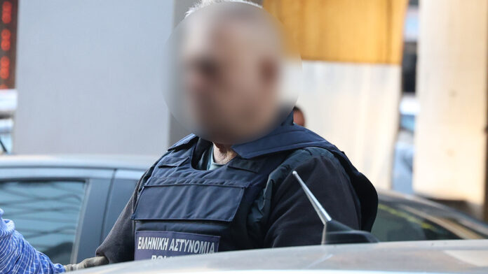 Πήρε προθεσμία για την Πέμπτη ο «Έλληνας Εσκομπάρ» – Η έξοδος των 5 συλληφθέντων από τα δικαστήρια Πειραιά