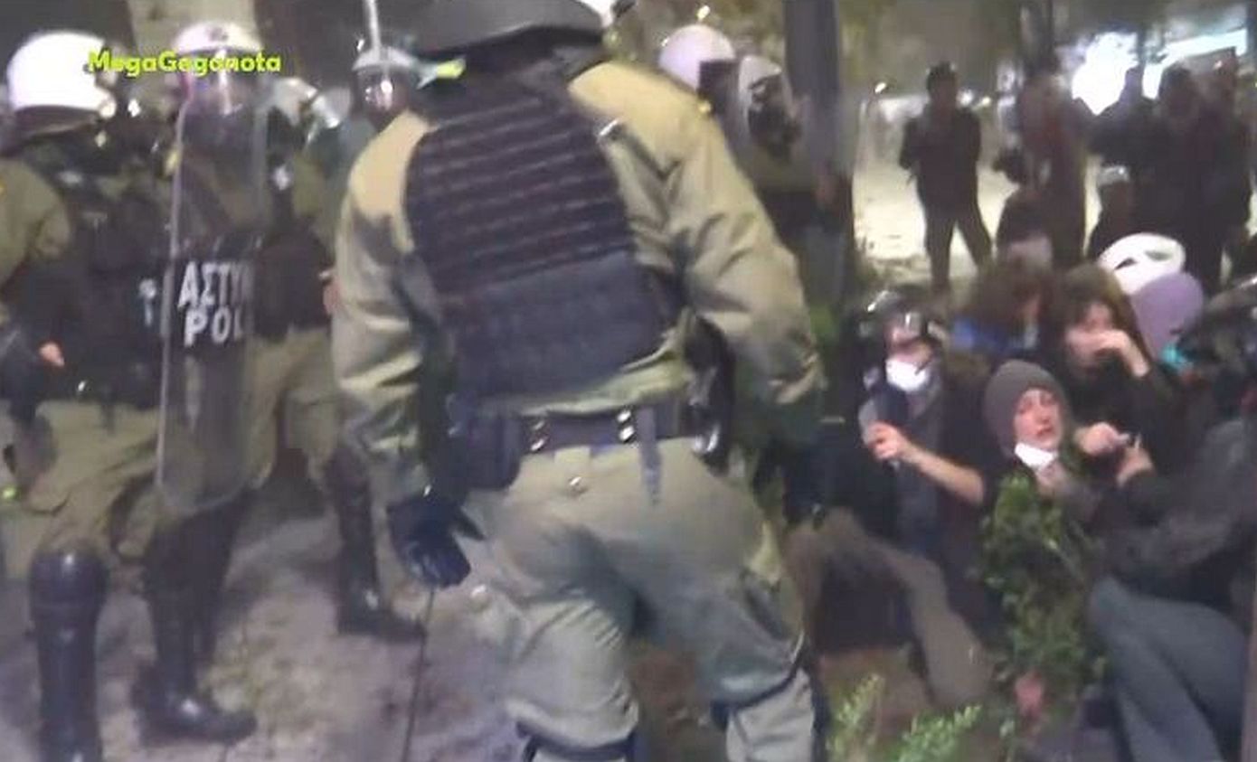 Διαδήλωση Αλέξανδρου Γρηγορόπουλου – Συγκρούσεις με μολότοφ και δακρυγόνα σε Εμμανουήλ Μπενάκη και Πανεπιστημίου – 6 Συλλήψεις