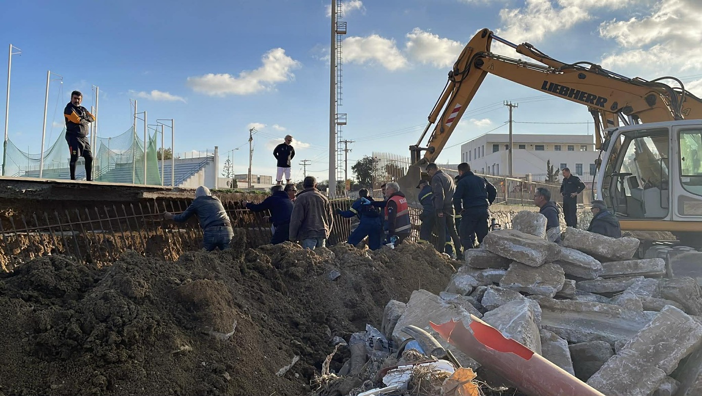 Νάξος: Δύο εργάτες τραυματίστηκαν πέφτοντας σε τάφρο κατά τη διάρκεια εργασιών – Η πυροσβεστική τους απεγκλώβισε