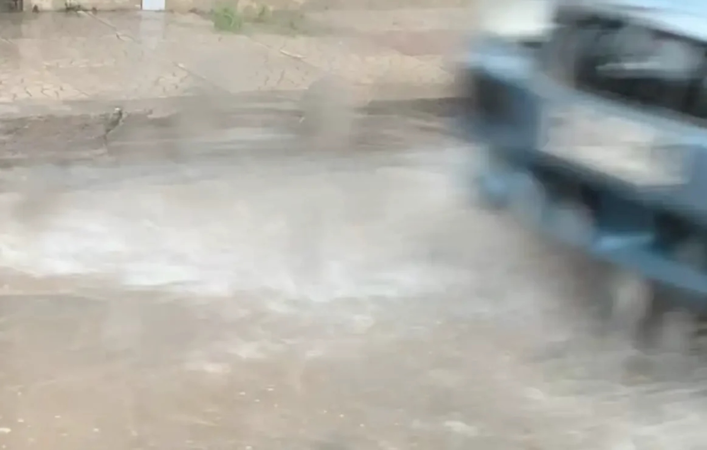 Η κακοκαιρία «Byron» πλήττει την Εύβοια με καταιγίδες και πλημμυρισμένους δρόμους