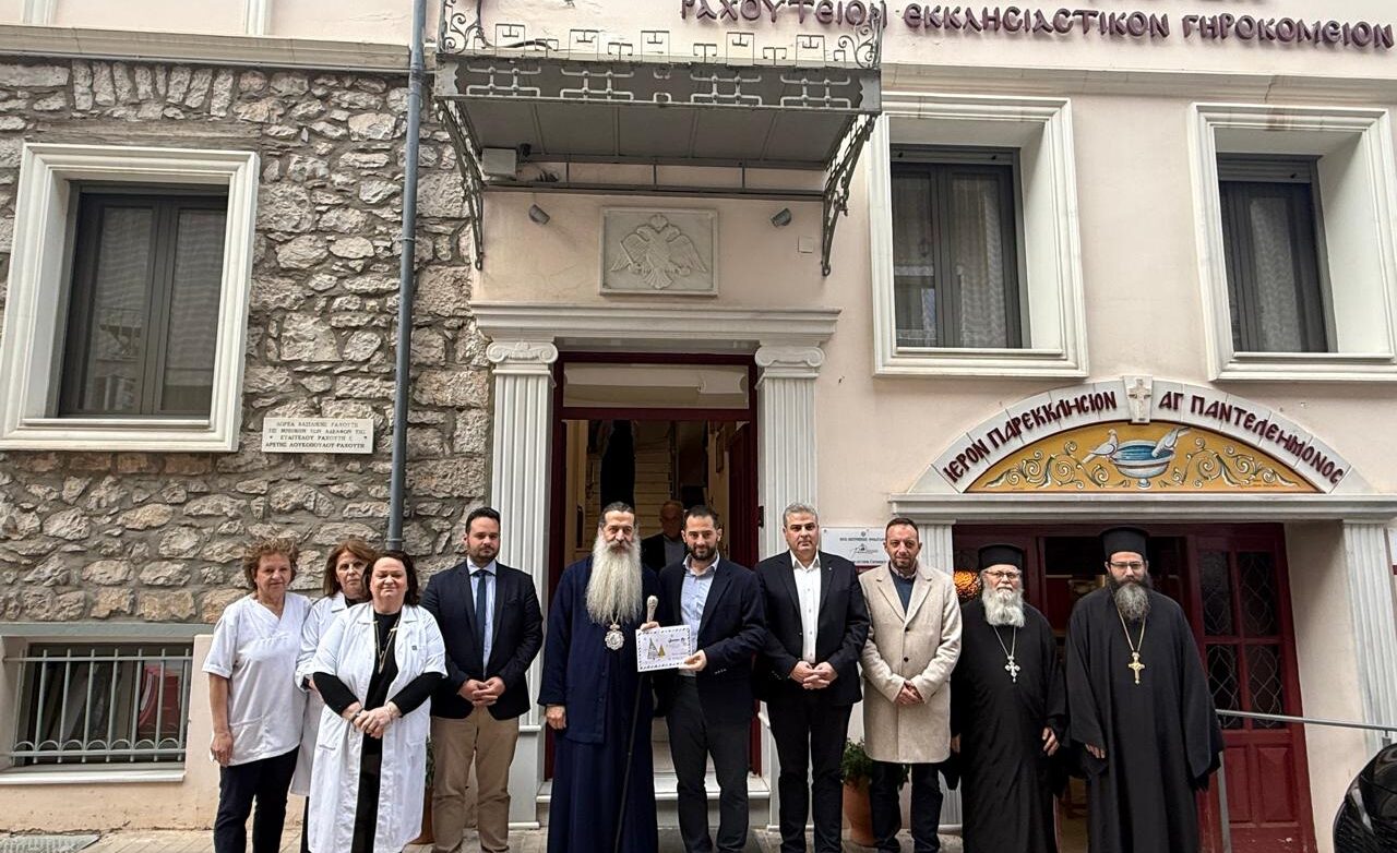 Ο Περιφερειάρχης Φάνης Σπανός δίπλα στους ωφελούμενους κοινωνικών δομών