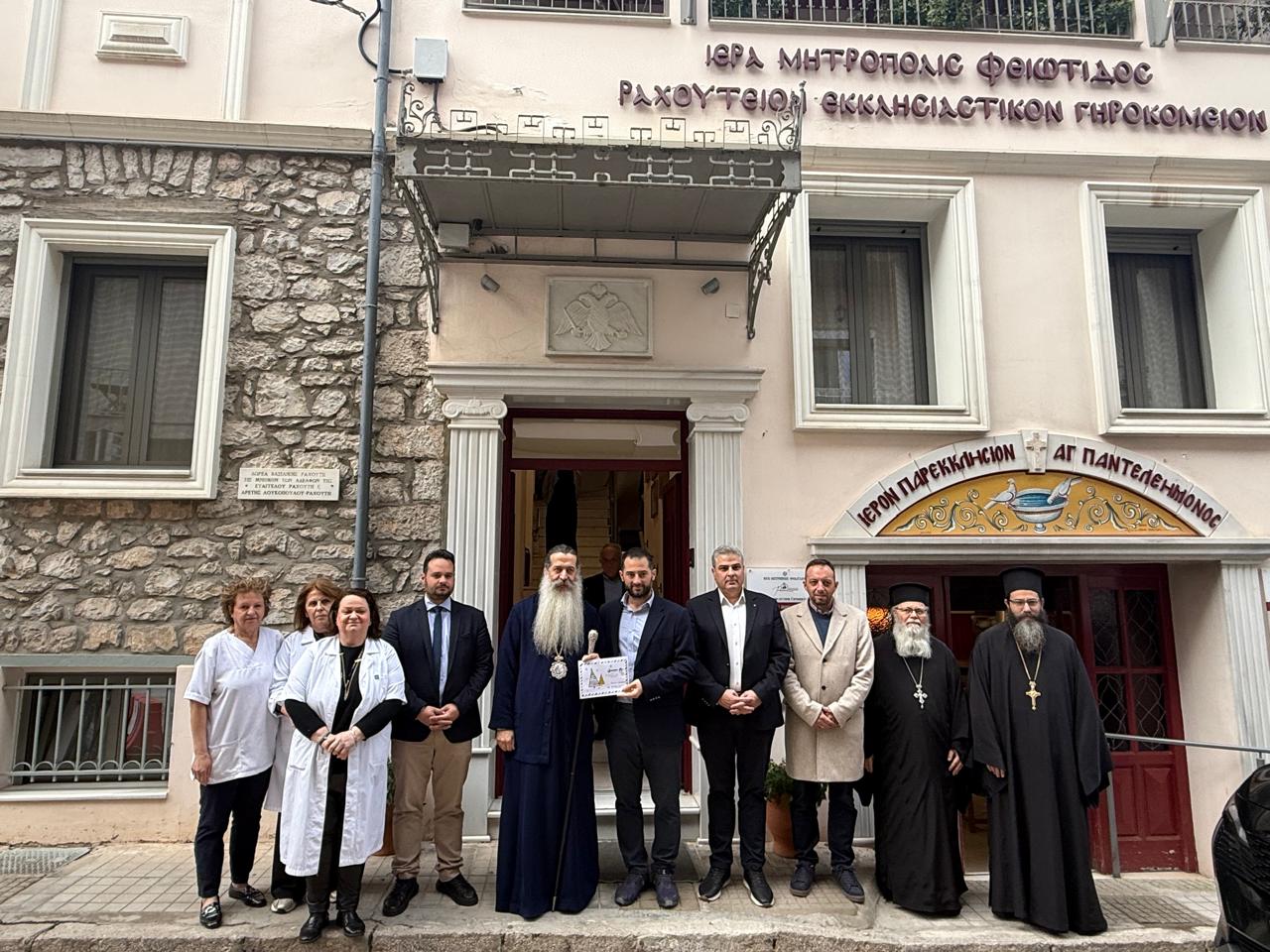 Ο Περιφερειάρχης Φάνης Σπανός δίπλα στους ωφελούμενους κοινωνικών δομών