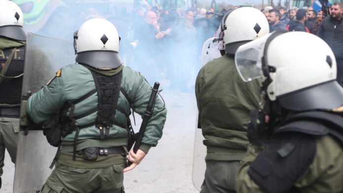 Αστυνομικός τραυματίστηκε στη διάρκεια σύγκρουσης με αγρότες σε μπλόκο στη Θεσσαλονίκη