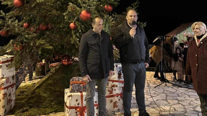 Λαμπερό το Χριστουγεννιάτικο δέντρο στον Δήμο Γορτυνίας