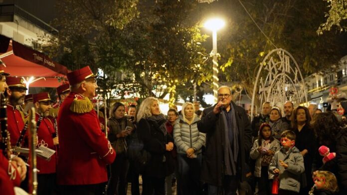 Λαμπερή φωταγώγηση του Χριστουγεννιάτικου Δέντρου στο Χαλάνδρι