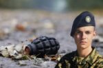 «Η χειροβομβίδα δεν έσκασε στα χέρια του Ραφαήλ» – Νέες εξελίξεις για τον νεκρό 19χρονο ΕΠΟΠ στη Ρόδο