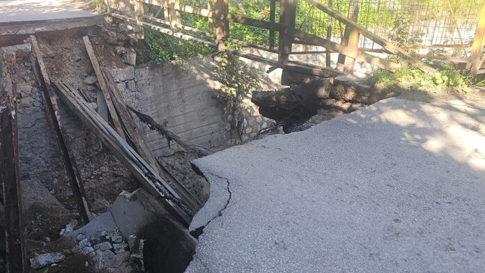 Κατέρρευσε γεφυράκι στην Πέτρου Ράλλη – Δείτε εικόνες από το σημείο