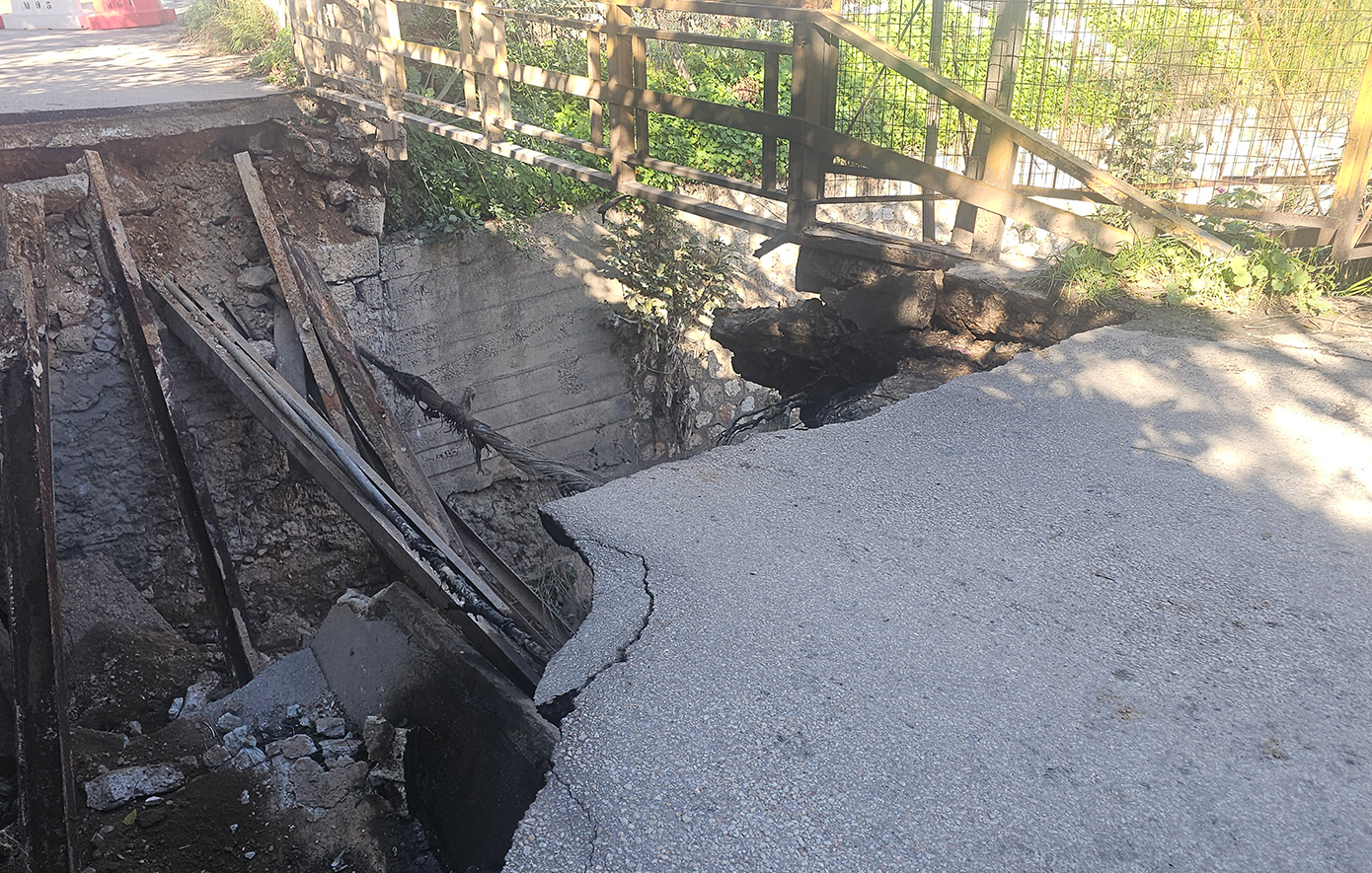 Κατέρρευσε γεφυράκι στην Πέτρου Ράλλη – Δείτε εικόνες από το σημείο