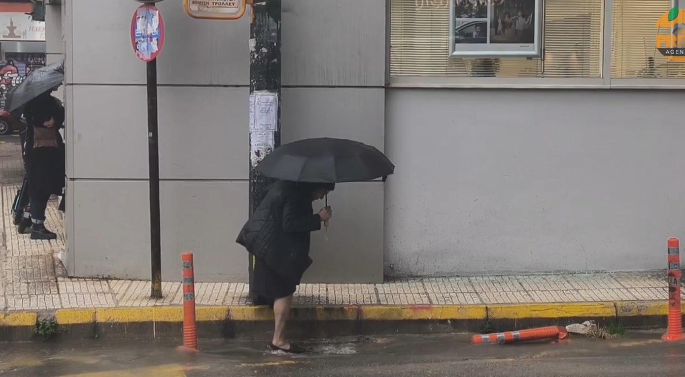 Καταρρακτώδης βροχή στην Αθήνα – Κάτοικοι παλεύουν να ξεφύγουν από τα νερά