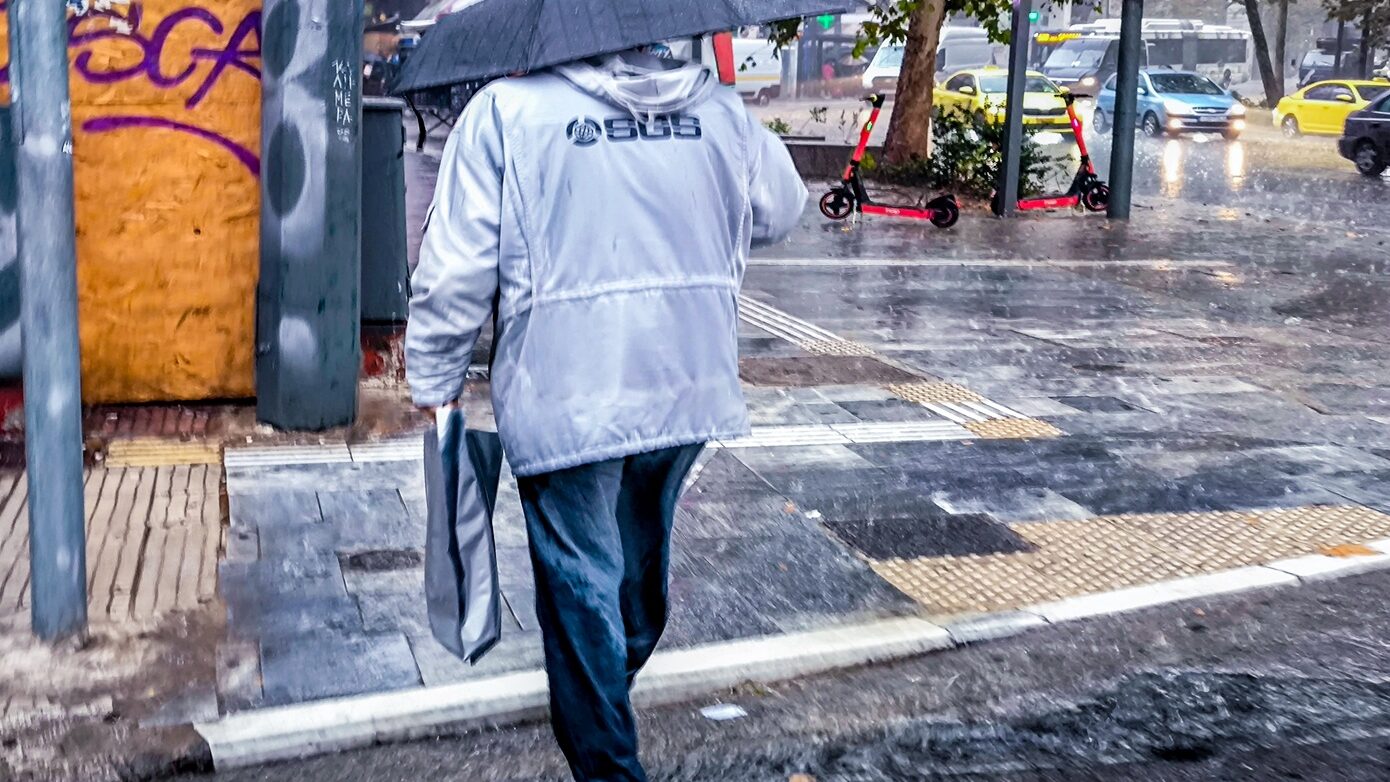 Δυνατή καταιγίδα στην Αθήνα – Πλημμυρισμένοι δρόμοι στο κέντρο