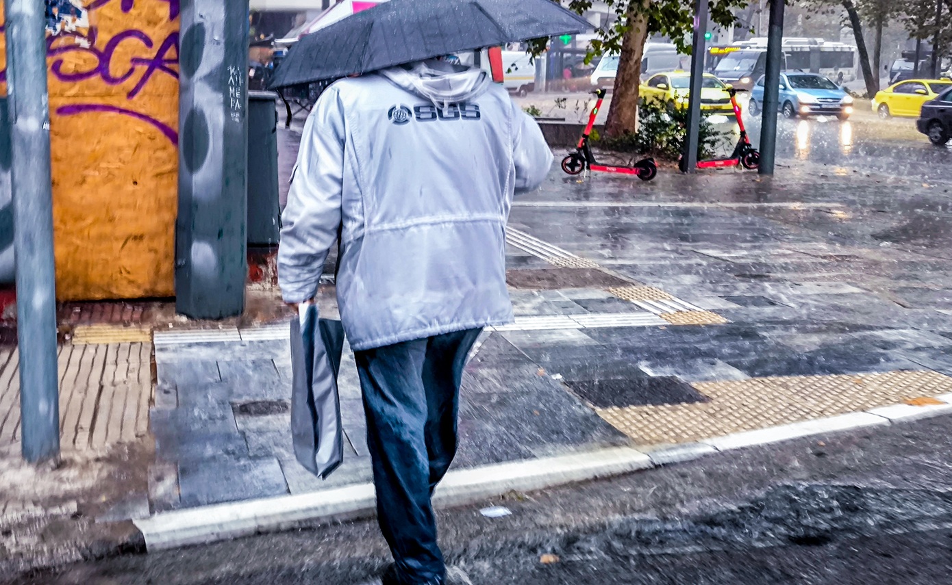 Δυνατή καταιγίδα στην Αθήνα – Πλημμυρισμένοι δρόμοι στο κέντρο