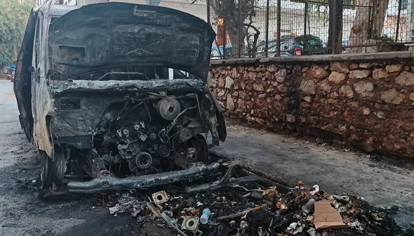 Εμπρηστική ενέργεια σε τρία φορτηγά διανομής στην Καισαριανή: Ζημιές και τρία ΙΧ σταθμευμένα δίπλα – Βίντεο