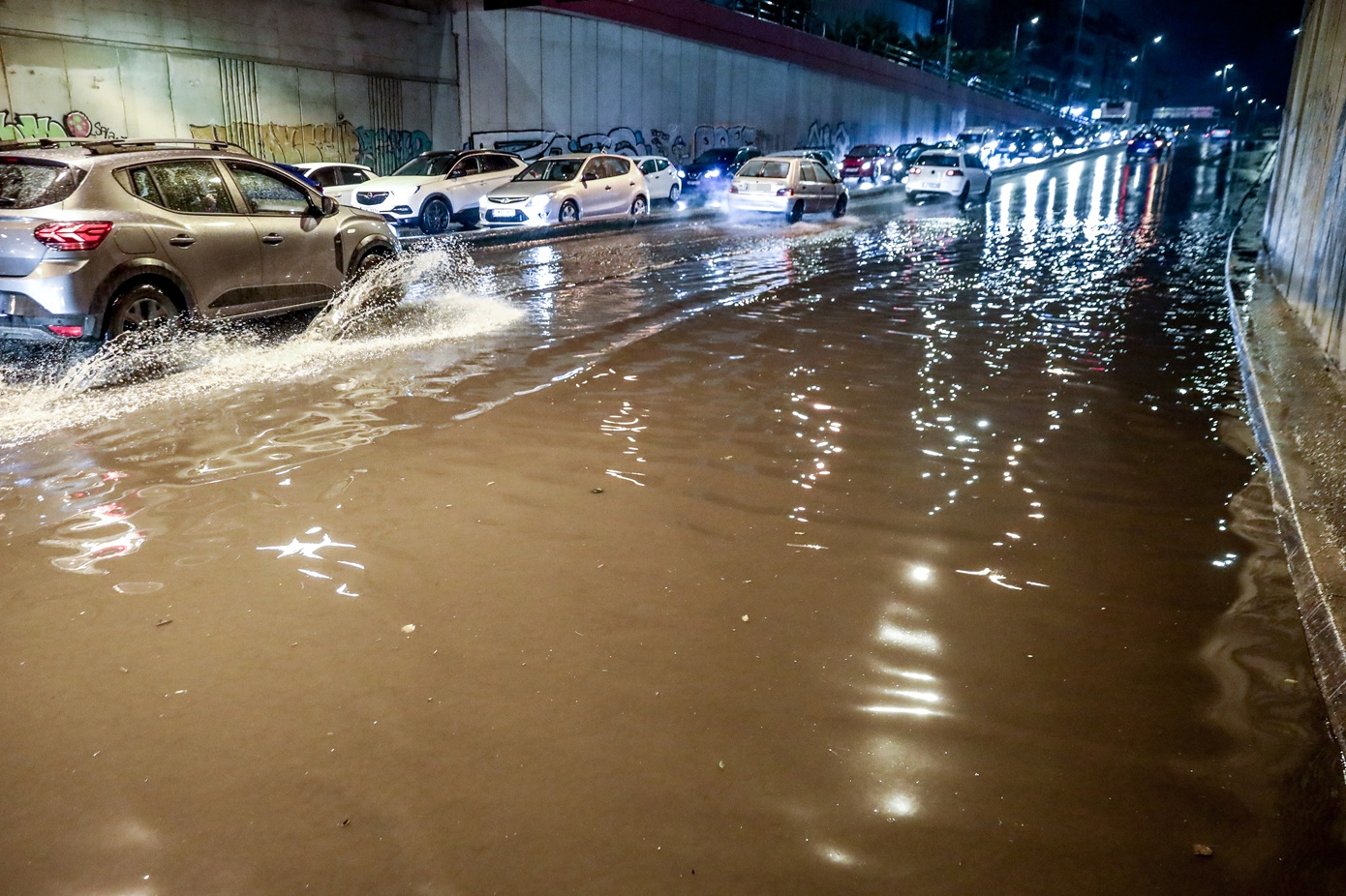 Η Δυτική Αττική στο έλεος της κακοκαιρίας Byron: Πλημμύρες σε Μέγαρα, Νέα Πέραμο και Μάνδρα – Ενεργοποιήθηκε το 112