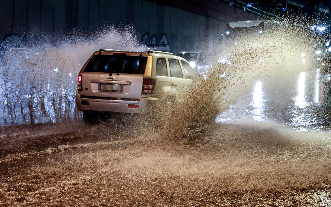 Κακοκαιρία «Byron»: Πλημμύρισαν οι δρόμοι στην Αττική, «βυθίστηκαν» πολλές περιοχές – Δύσκολη νύχτα για το Λεκανοπέδιο