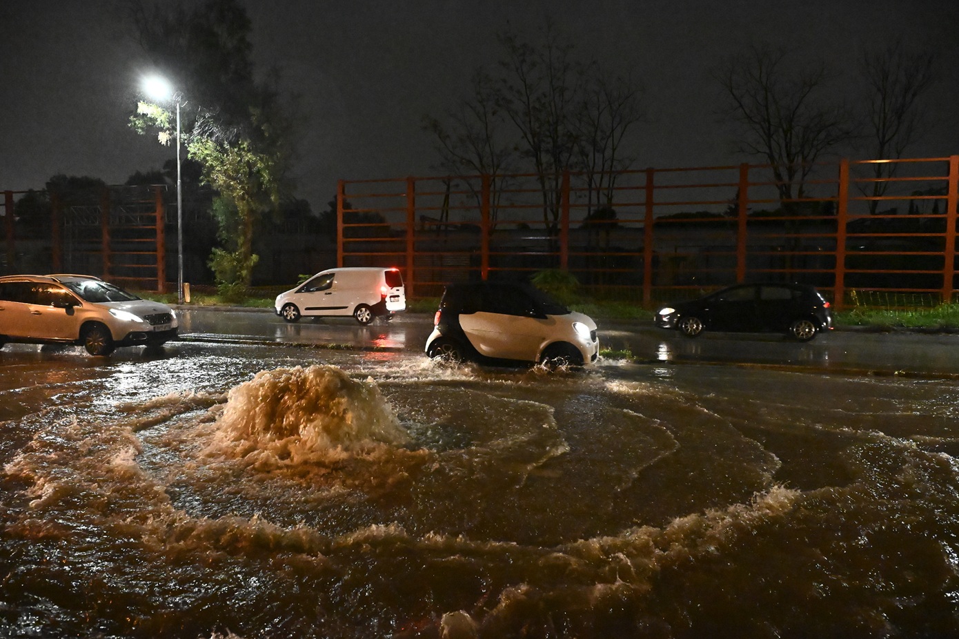 Νύχτα ισχυρών καιρικών φαινομένων στην χώρα – Η κακοκαιρία «BYRON» πλήττει πολλές περιοχές, καταιγισμός 112