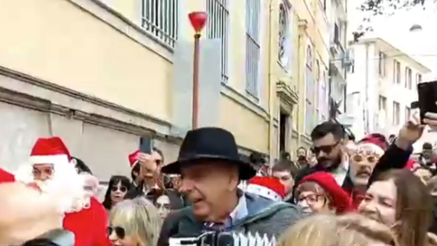 Οι Έλληνες της Πόλης ξεχύθηκαν στους δρόμους για τα χριστουγεννιάτικα κάλαντα