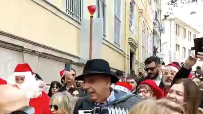 Οι Έλληνες της Πόλης ξεχύθηκαν στους δρόμους για τα χριστουγεννιάτικα κάλαντα