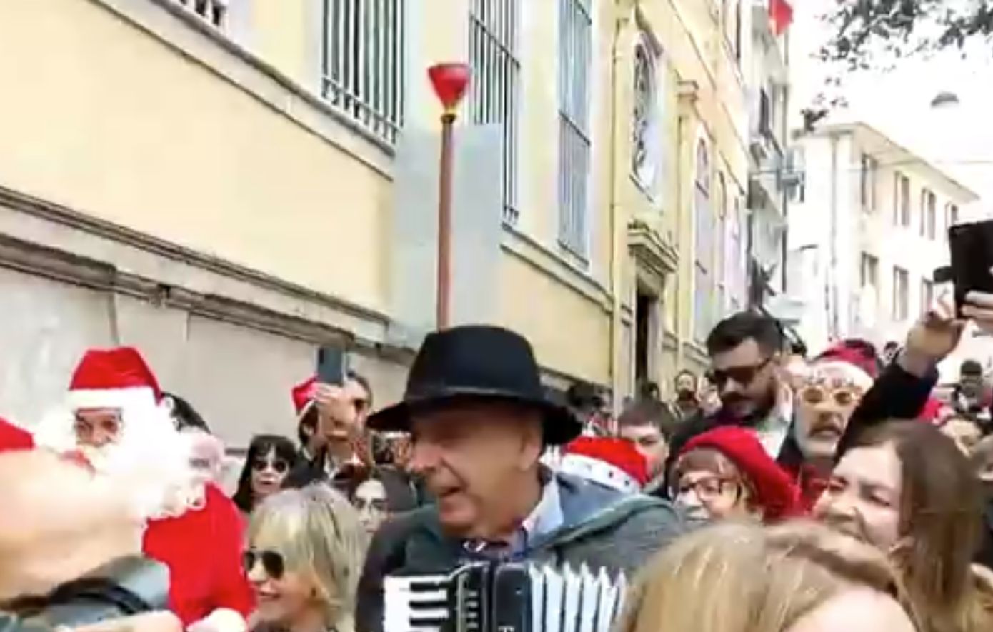 Οι Έλληνες της Πόλης ξεχύθηκαν στους δρόμους για τα χριστουγεννιάτικα κάλαντα