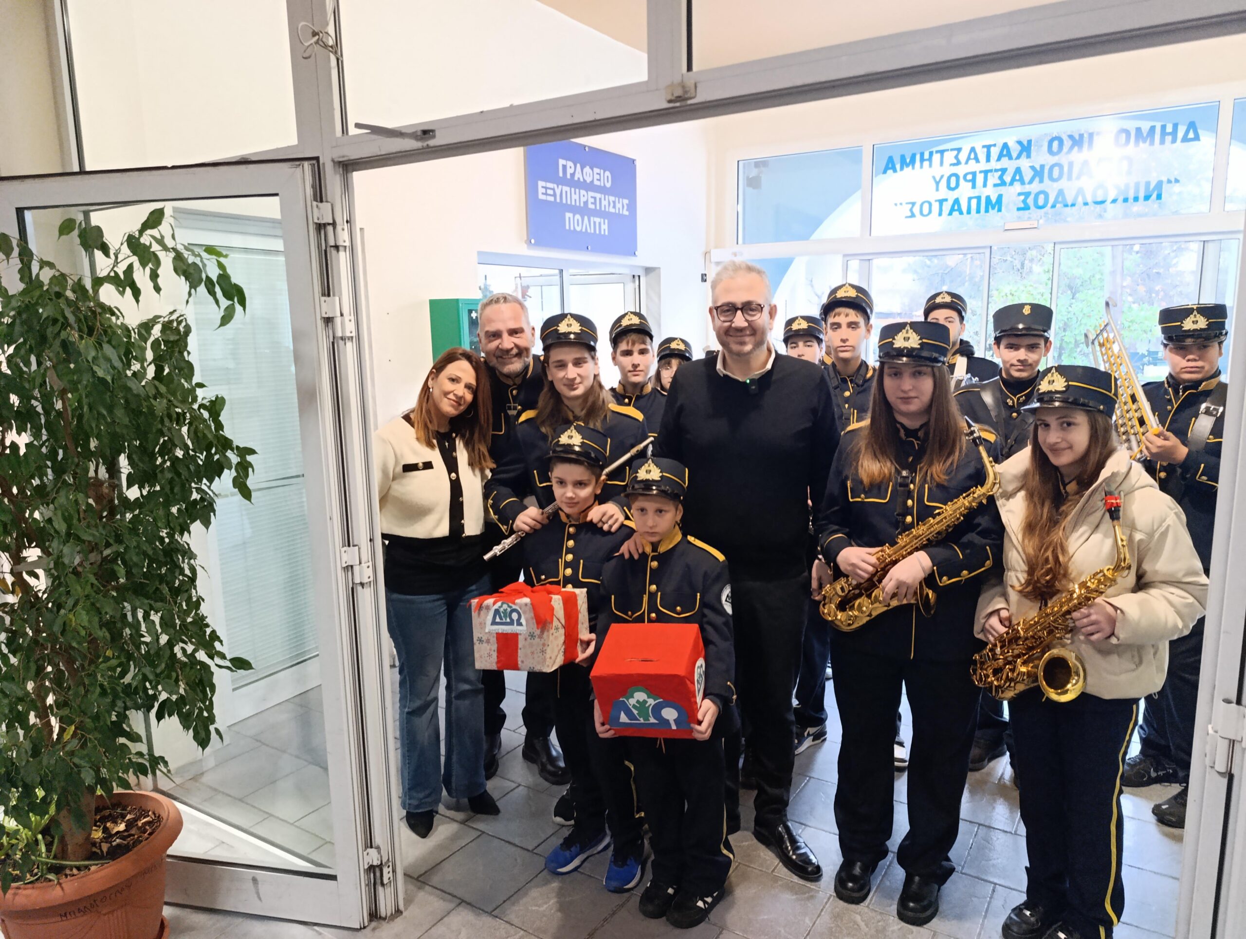 Κάλαντα τραγούδησαν στον δήμαρχο Ωραιοκάστρου, Π. Τσακίρη