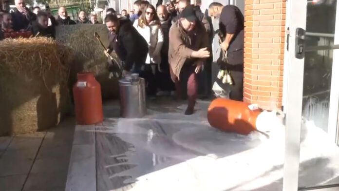 Αγρότες στην Καβάλα ρίχνουν γάλα, άχυρα και σταφύλια στους δρόμους – Κλιμακώνεται η ένταση στις διαμαρτυρίες
